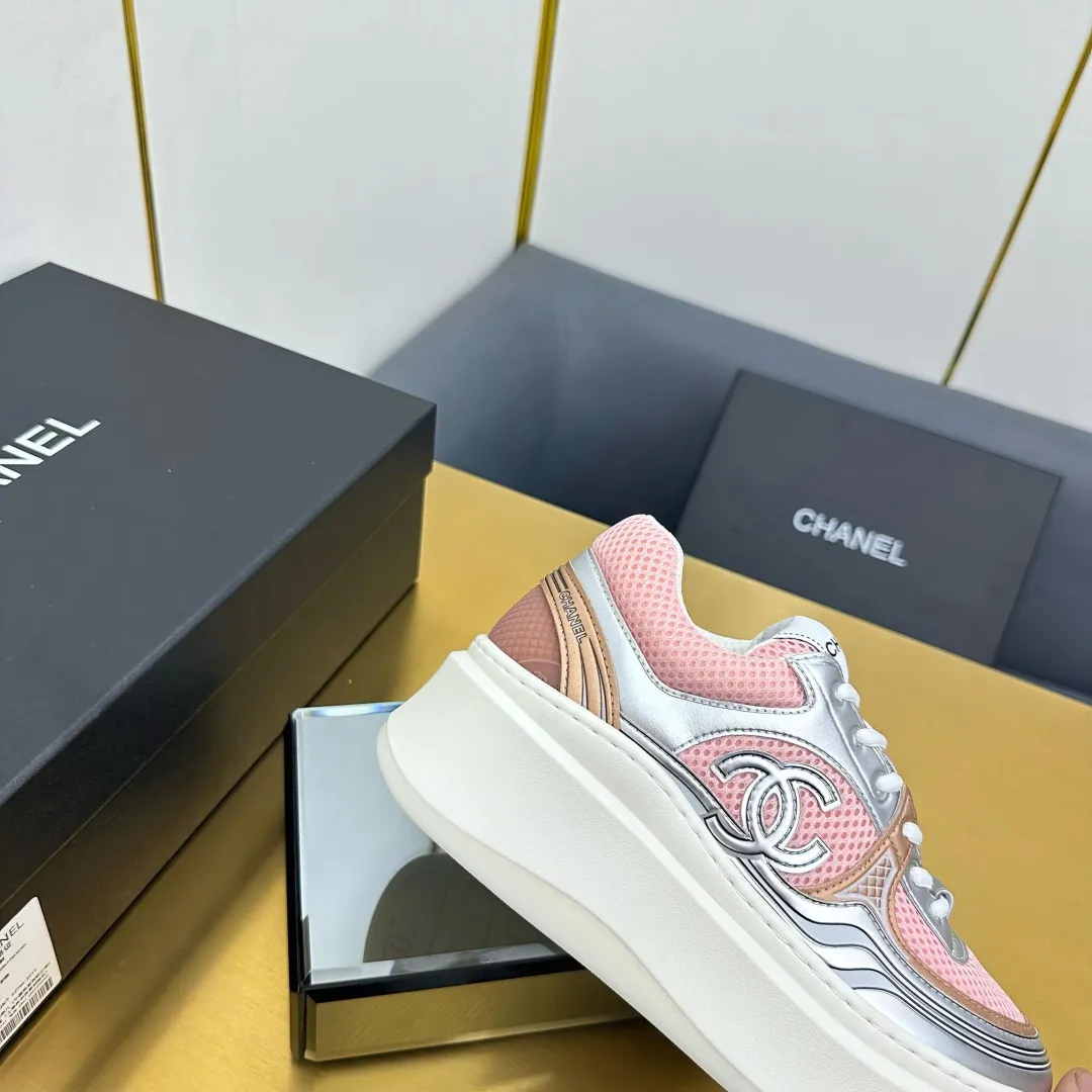 👟👟Ex-factory price 680👟👟 Upgraded version, upgraded version, upgraded version! No rebuttal accepted! ! ! ! Chanel Chanel panda shoes! 2025 counter's top casual sports shoes. This classic design; the upper is electro-embroidered with a variety of techniques; the outsole is fashionable and sporty; the unusual inclusion of a variety of color matching elements... The diversified mix and match is very good-looking and versatile, and can be used for leisure, fashion, sports, and outdoor... ꫛꫀꪝ Go➫ Materials: ❶Upper made of: original imported first-layer silk cowhide + original waterproof cloth + original first-layer cowhide ❷Inner lining: Original Yangli+Net ❸Outsole based on: Original TPU combination outsole Counter boutique packaging complete set for women 35–41 👉 👉